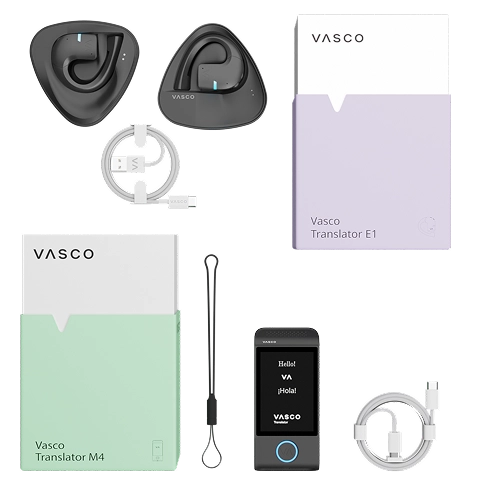 M4 E1 set Vasco Translator E1 -paketti, jossa on kaksi langatonta käännöskorvakuuloketta, latauskaapeli, käyttöopas, säilytyspussi ja pakkaus, esillä Vasco Translator M4 -pakkauksen vieressä, jossa on kaulanauha ja kaapeli.