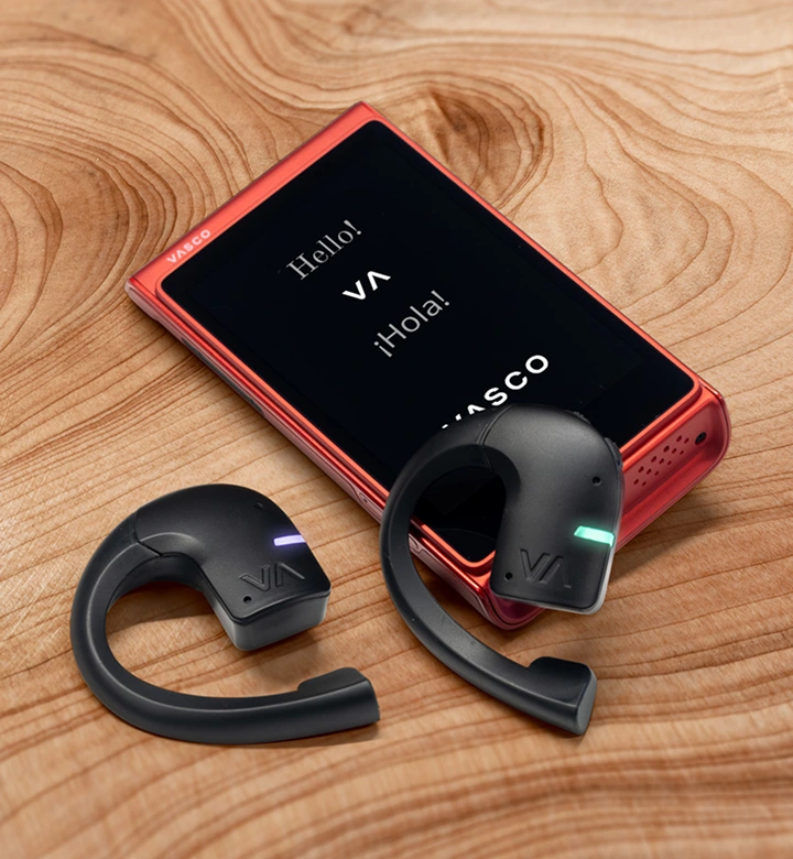 Mies napsauttaa käännöskuulokkeiden asetuksia Vasco V4 -laitteessa