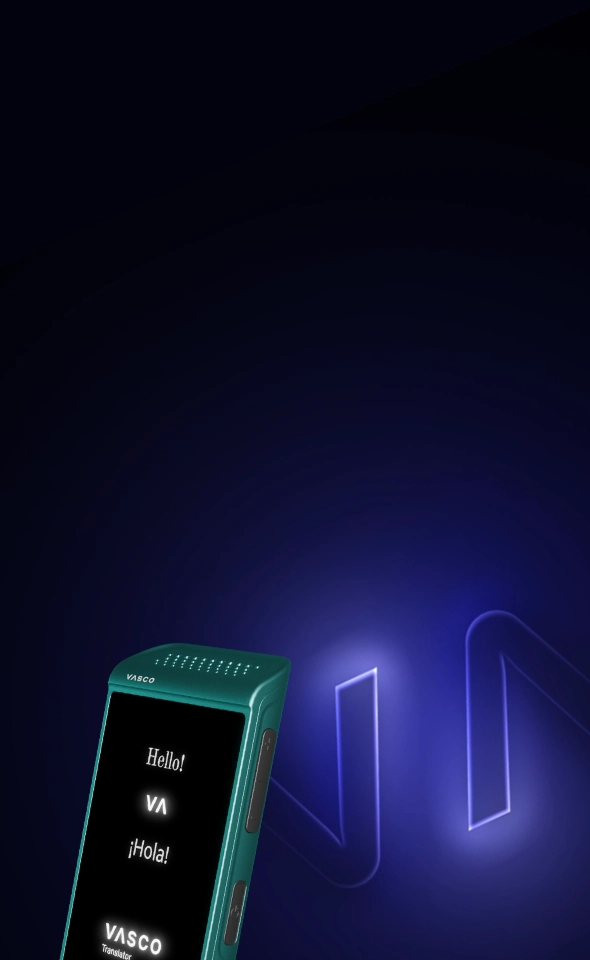 Kuvan vasemmassa alakulmassa näkyy ylöspäin kallistettu turkoosi Vasco Translator M4 -laite. Näytöllä näkyy tervehdys ”Hello!” ja ”¡Hola!” valkoisella tekstillä mustalla taustalla, ja niitä erottaa tyylitelty ”VA”-logo. 